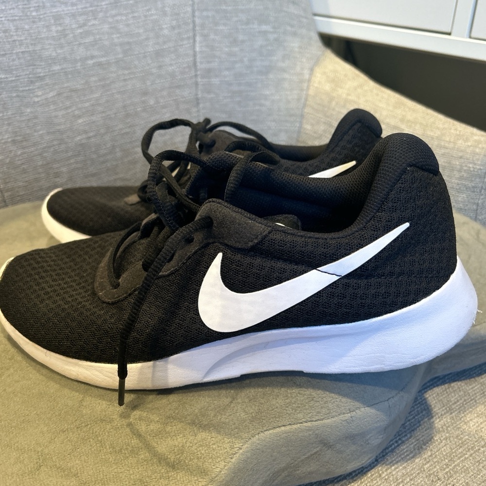 Nike Women’s Tanjun Black White Sneaker 9